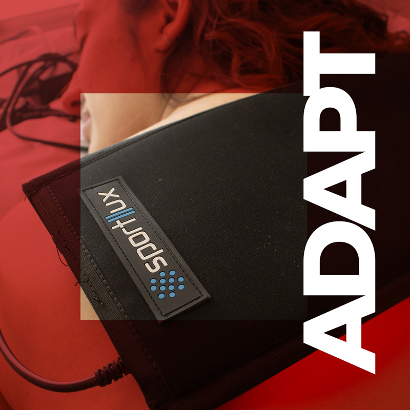 Paciente em sessão de fisioterapia com a manta de LED Sportllux Advanced Pro Adapt aplicada no ombro